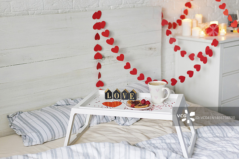 卧室爱心装饰早餐托盘图片素材