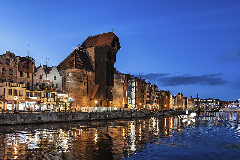 夜晚莫特拉瓦河前的旧建筑和格但斯克起重机门图片素材
