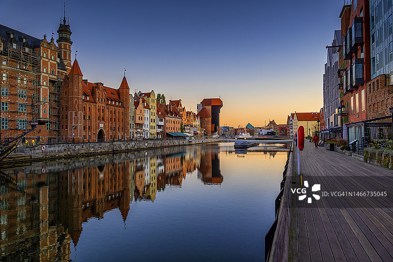 日出时莫特拉瓦河中的老城倒影图片素材