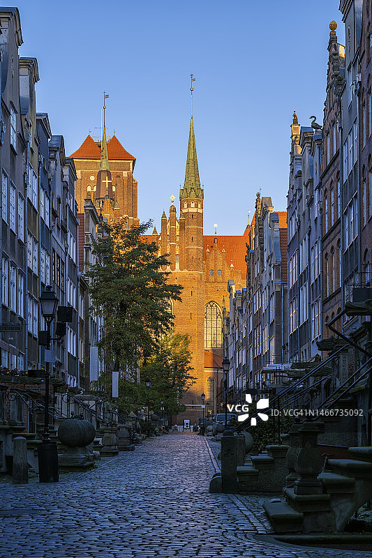 日出时建筑旁的圣玛丽教堂图片素材