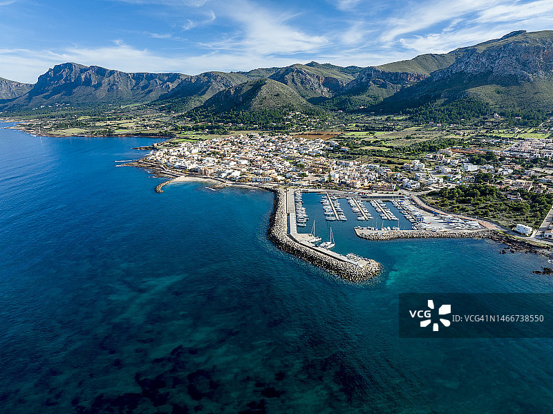 西班牙巴利阿里群岛圣佩雷科洛尼亚，马略卡岛东北海岸沿海城镇的鸟瞰图图片素材