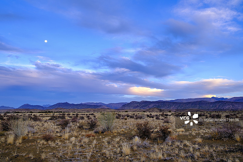 南非西开普省：大卡鲁沙漠黄昏云景图片素材