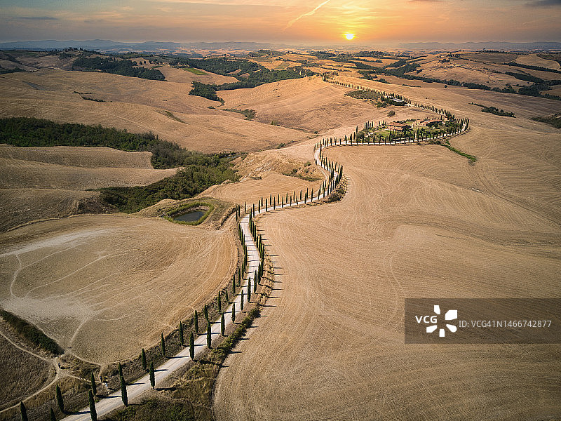 印度尼西亚日落时分天空下的农田航拍景色图片素材