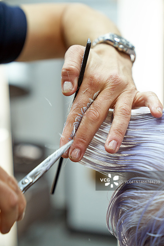 年长的女人在美容院理发图片素材