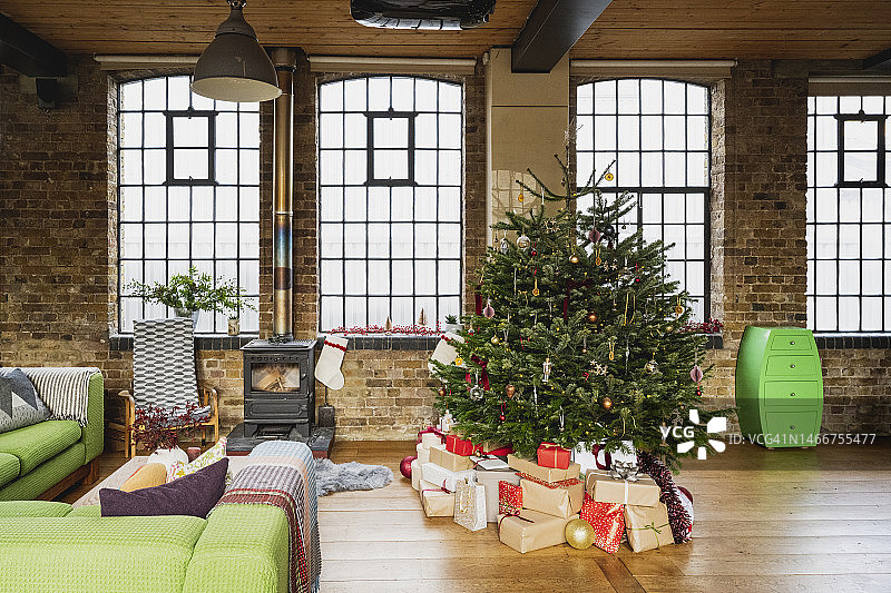 圣诞节期间的开放式阁楼公寓图片素材