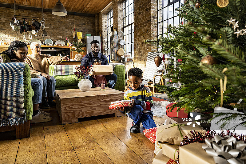 与三个孩子一起期待圣诞节的家庭图片素材