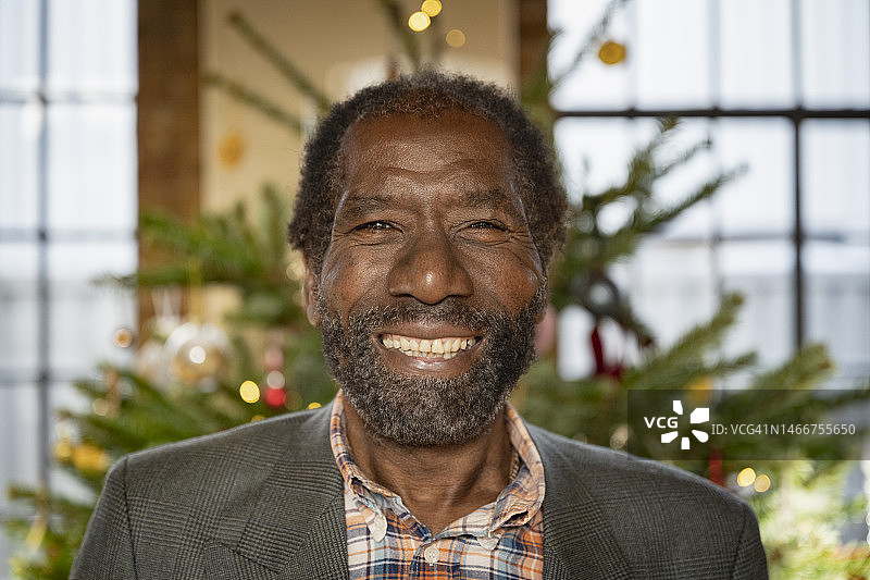 圣诞节笑容满面的黑人胡须男子肖像图片素材