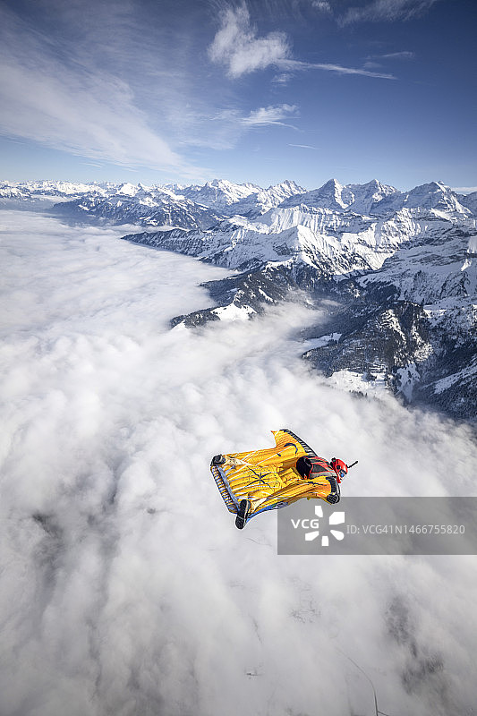 飞鼠服飞行员在冬季高山之上翱翔图片素材