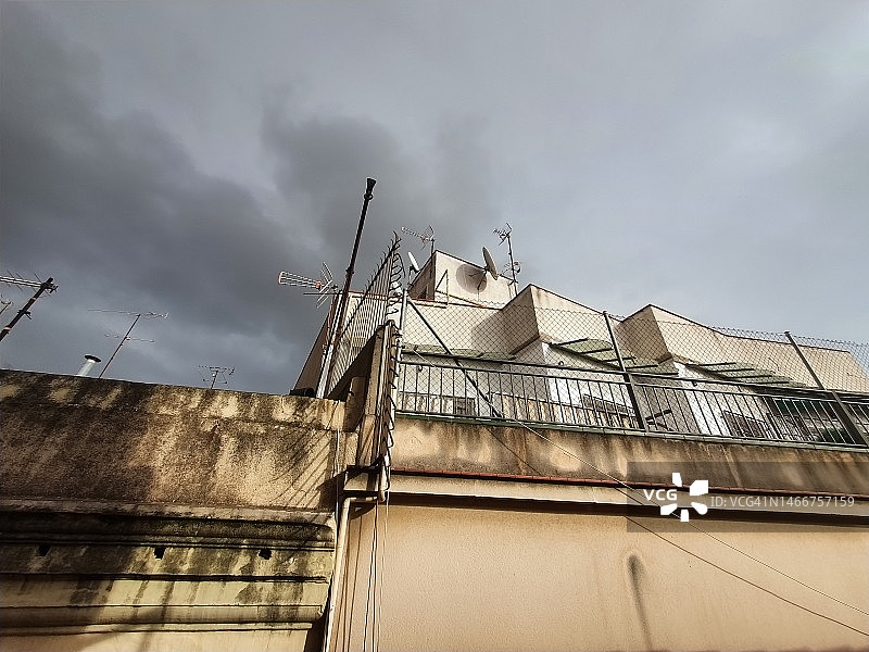 巴塞罗那屋顶，带栅栏和天线图片素材