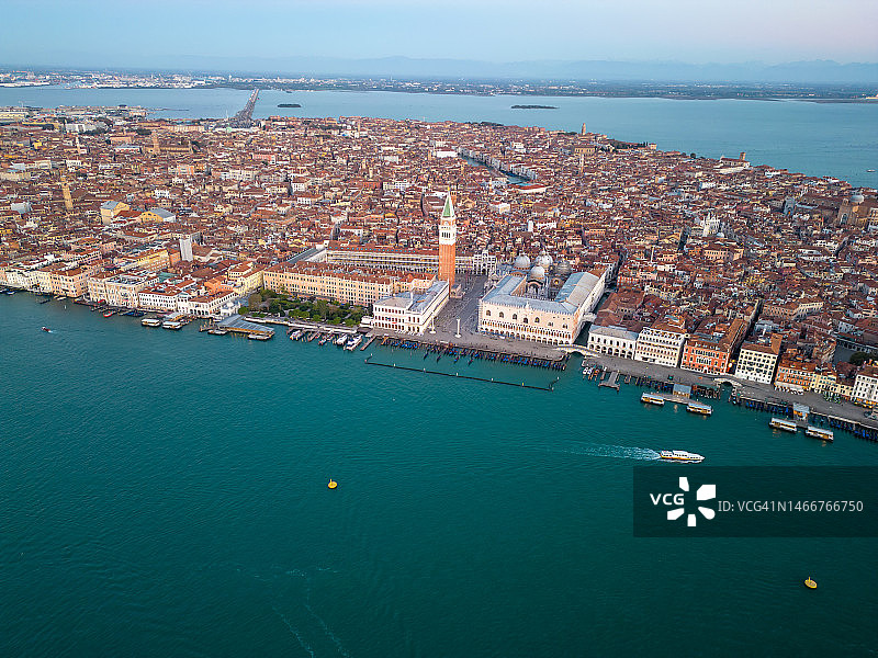 圣马可钟楼和圣殿大运河的航拍景色图片素材