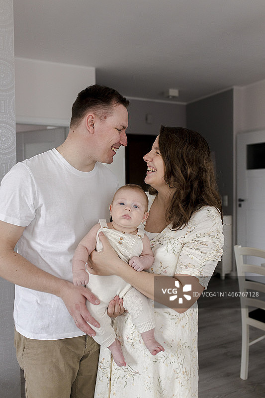 父母在家抱着男婴图片素材