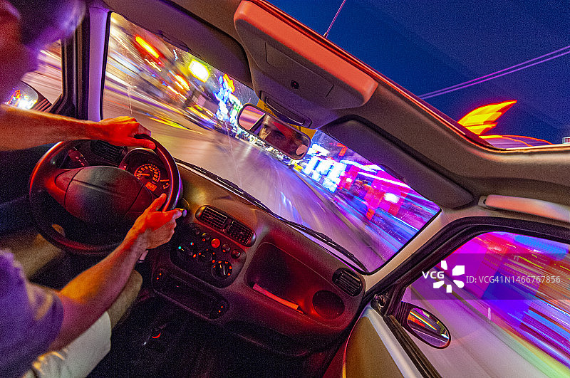 扎金索斯岛，沿拉加纳斯大街行驶图片素材