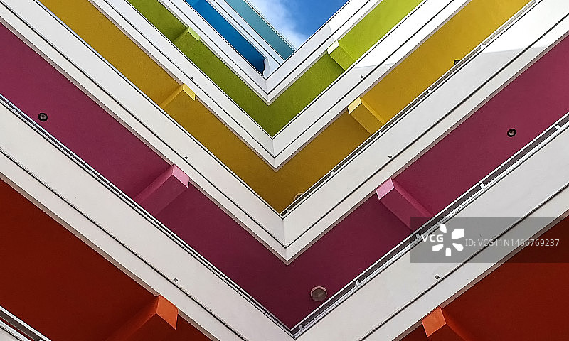 彩虹色的栏杆建筑合成图图片素材