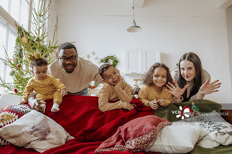 圣诞节，幸福的一家人站在沙发后面图片素材