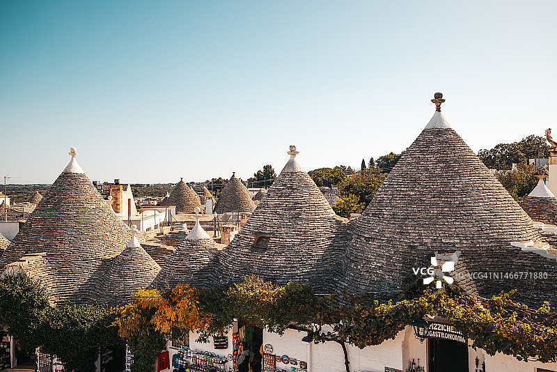 阿尔贝罗贝洛老城圆锥形屋顶特鲁利房屋高角度景观图片素材