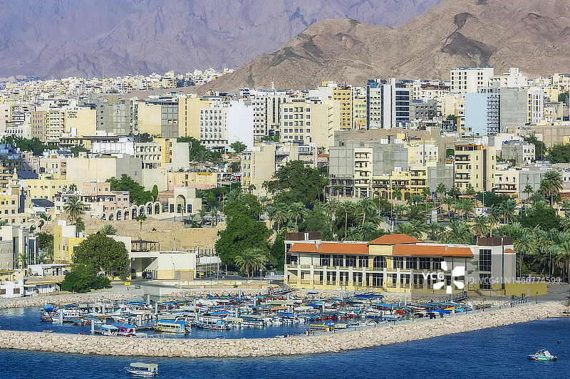 晴天时亚喀巴的海港和建筑物图片素材