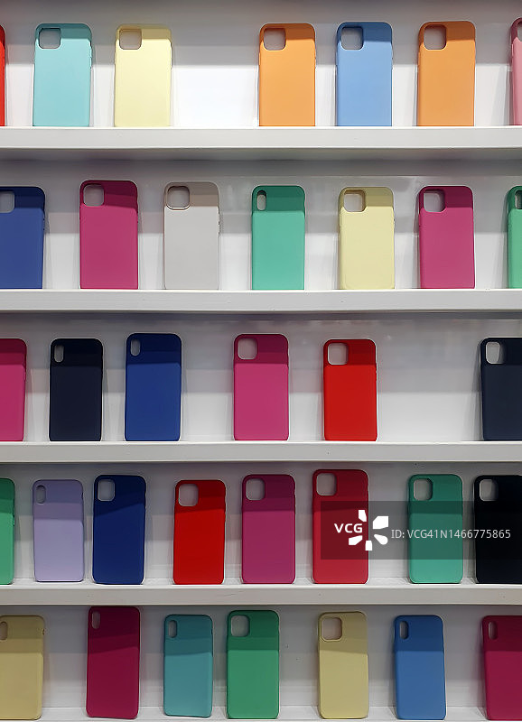 货架上出售的智能手机保护壳图片素材