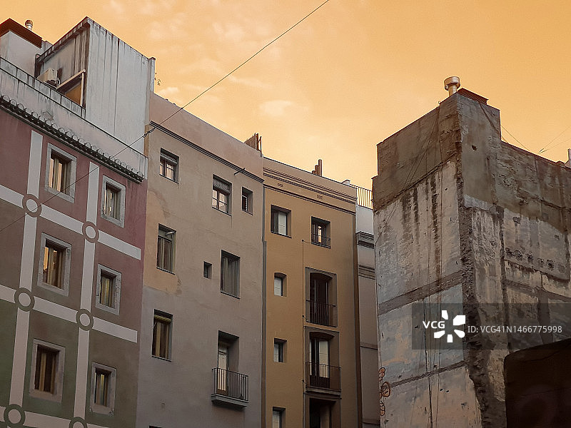 西班牙巴塞罗那古建筑上的日落天空图片素材