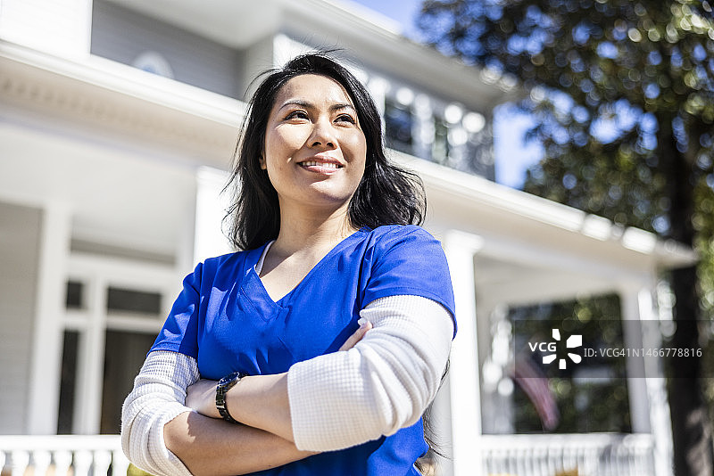 郊区住宅前的护士肖像图片素材