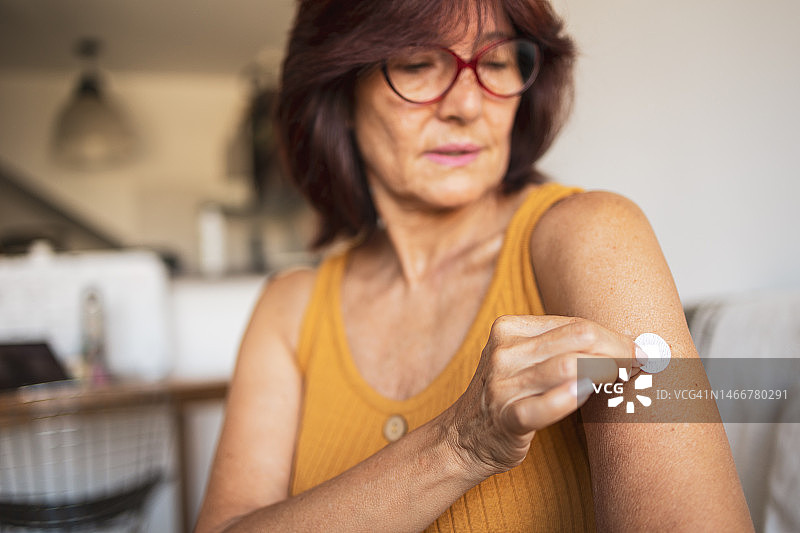 正在接受激素替代疗法的拉丁裔女人图片素材