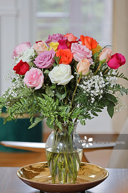 花瓶里的彩色玫瑰图片素材