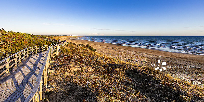 法国新阿基坦大区布瓦普拉日昂雷：空旷海滨木板路全景图片素材