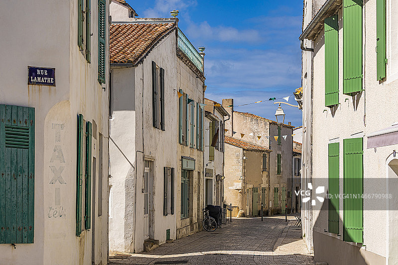 法国新阿基坦大区阿尔斯昂雷空旷街道旁的房屋图片素材