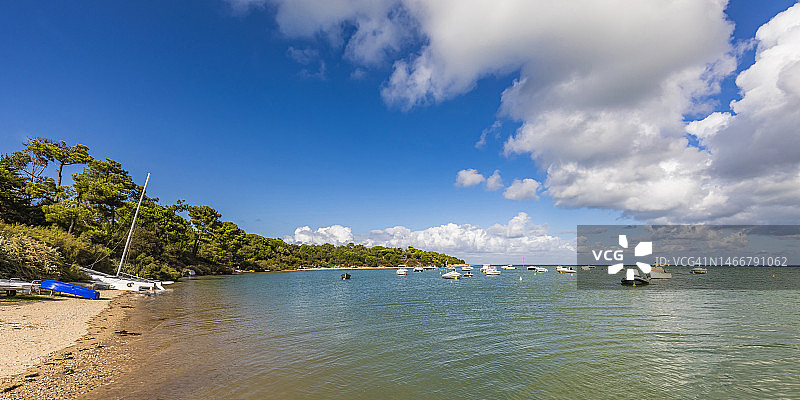 法国新阿基坦雷岛夏日云朵与海岸船只图片素材