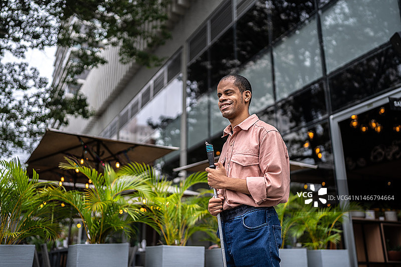 街上的视障男子图片素材