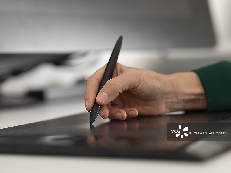 女商人用数位笔在绘图板上绘画图片素材