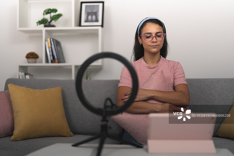 年轻网红阅读平板电脑上的差评，感到苦恼图片素材