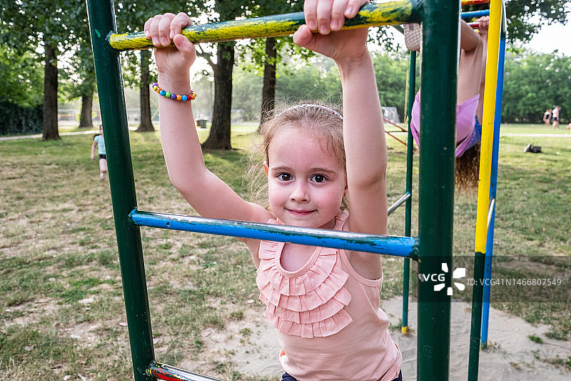 在操场上的小女孩肖像图片素材