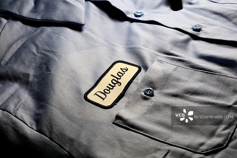 带有姓名标识的服务人员衬衫图片素材