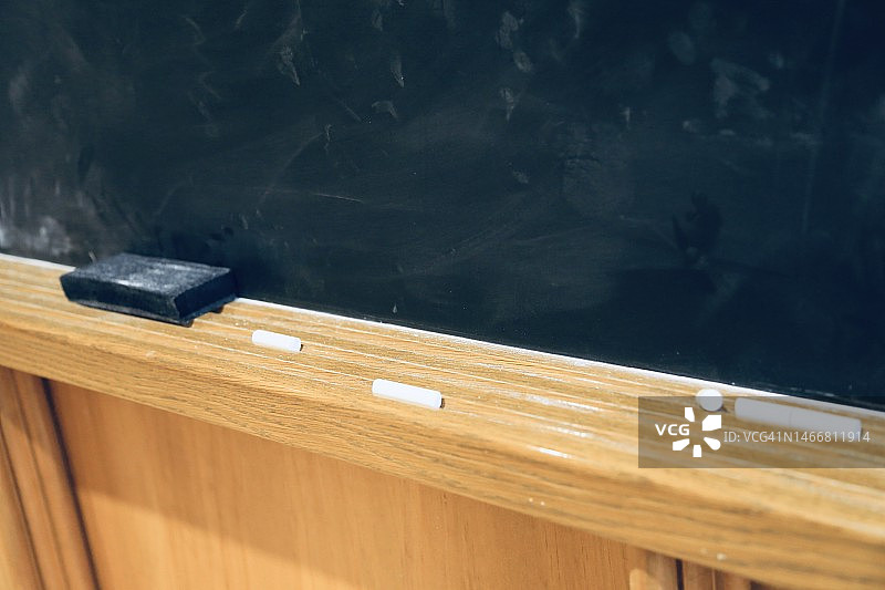 教室黑板与粉笔和板擦图片素材