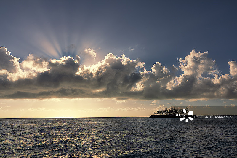 巴哈马群岛高尔丁礁的丁达尔效应图片素材