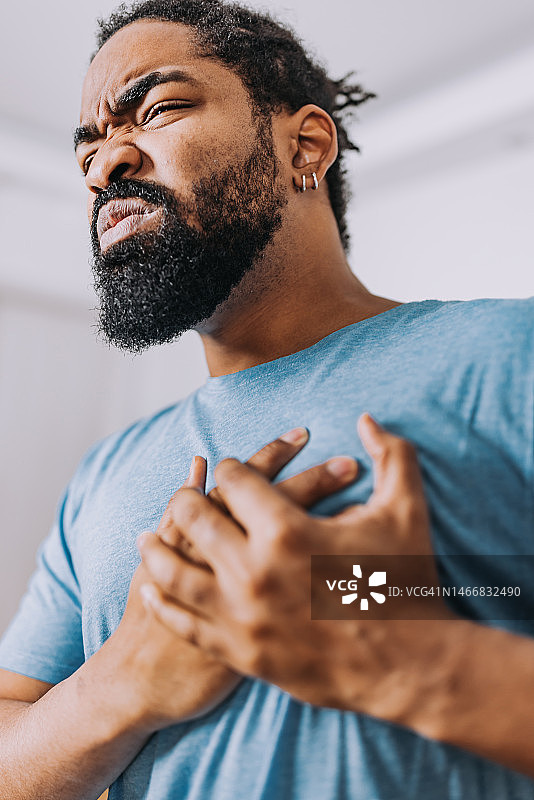 剧烈胸痛图片素材