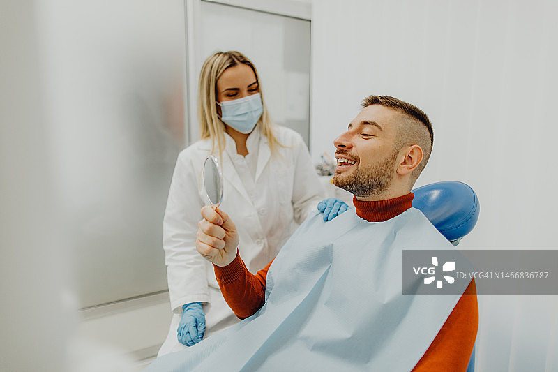 快乐的牙科病人图片素材