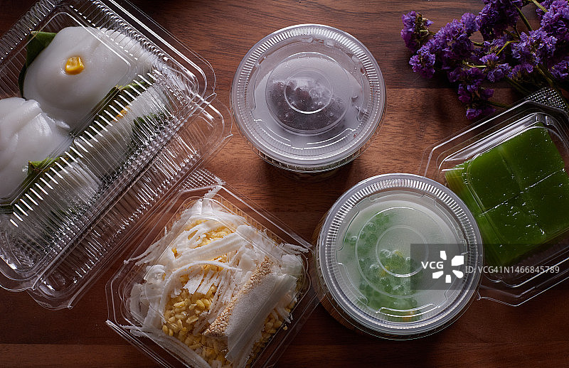 塑料容器中的泰国甜点图片素材