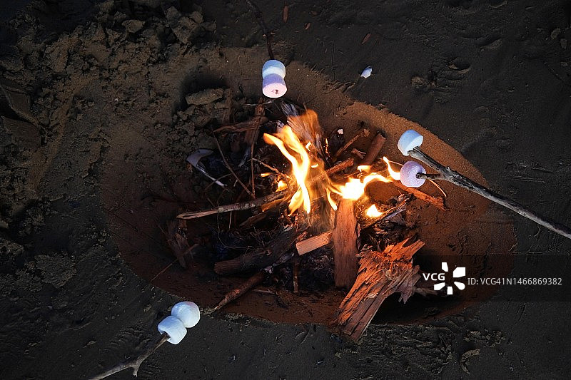 木棍烤棉花糖图片素材