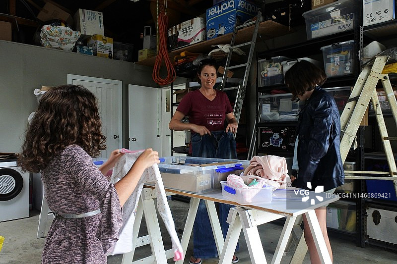 母女整理旧物图片素材