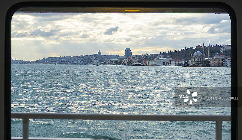 透过渡轮窗户看伊斯坦布尔城市风光图片素材