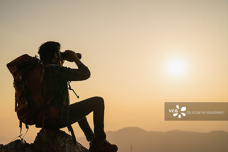 游客在旅游目的地徒步观赏日落图片素材