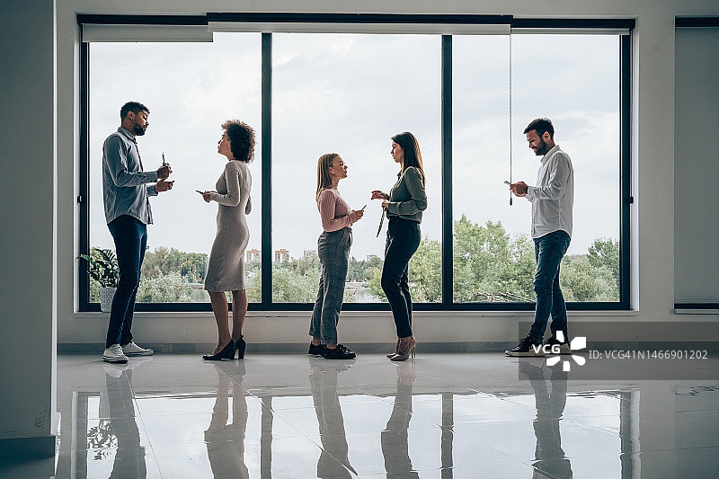 办公室里的商务人士图片素材