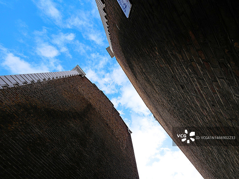 伦敦两栋砖砌房屋山墙之间的天空图片素材