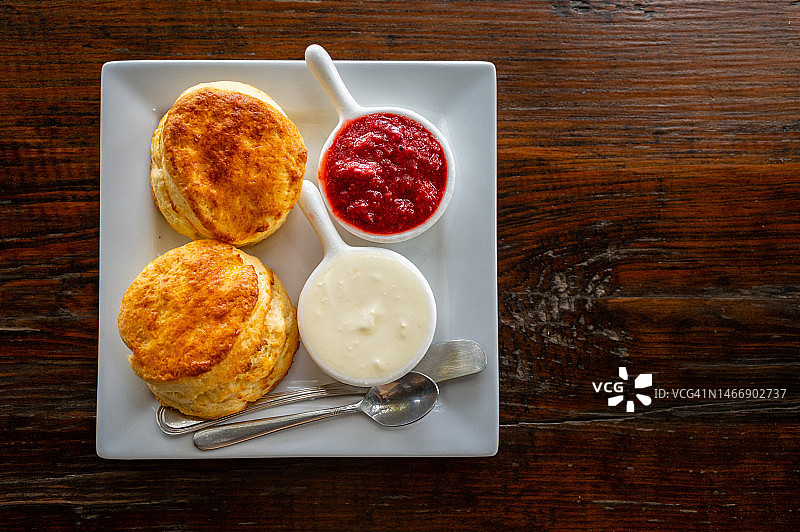 覆盆子果酱司康饼俯视图图片素材