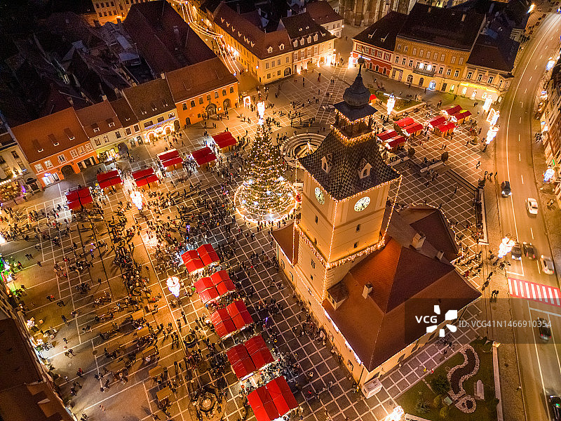 罗马尼亚布拉索夫市中心圣诞装饰高角度视图图片素材
