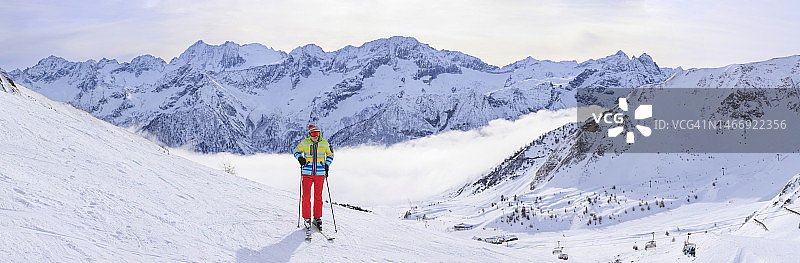 滑雪者在阳光明媚的滑雪胜地享受滑雪。阿尔卑斯山雪景风光图片素材