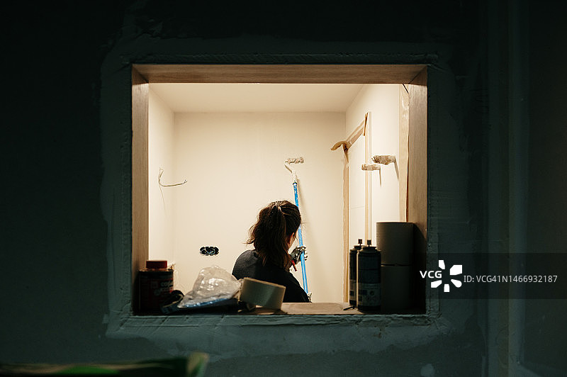 女人在粉刷房间图片素材