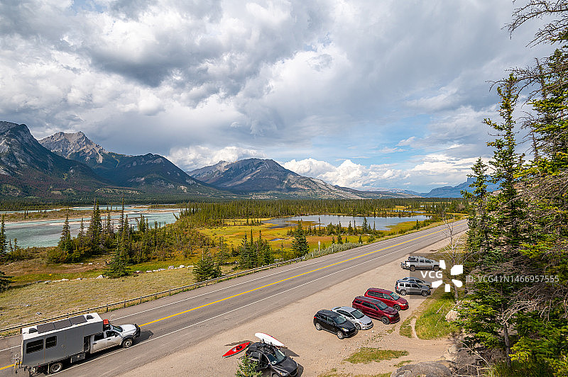 露营拖车在加拿大落基山脉冰原大道上的公路旅行图片素材