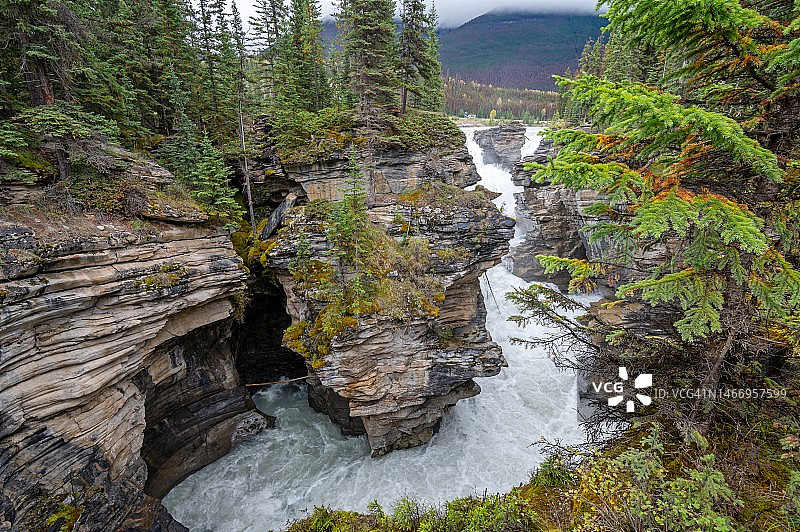 加拿大艾伯塔省落基山脉阿萨巴斯卡瀑布夏日景色图片素材
